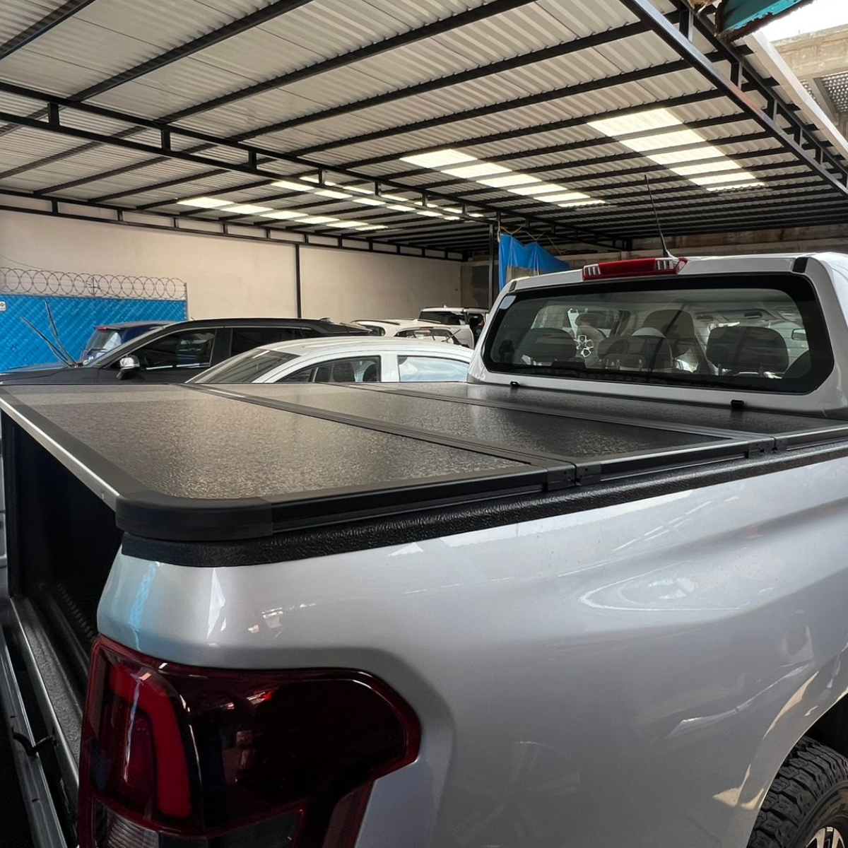 Tapa Batea Trifold Rigida Para Dodge Ram 1200 2023 A 2025 - Imagen 6