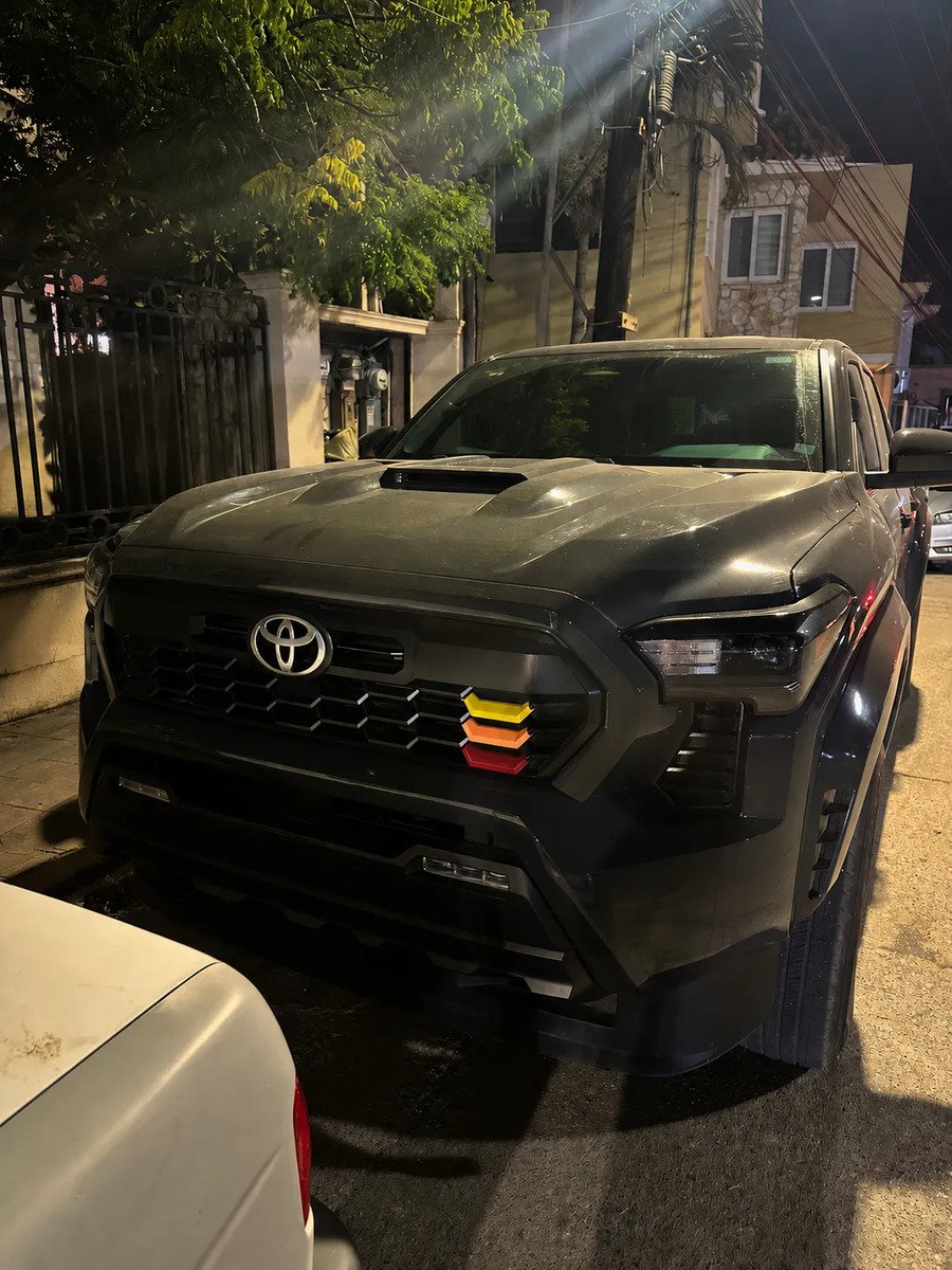 Emblema Tricolor Trd Para Parrilla Toyota Tacoma 2024-2026 - Imagen 4