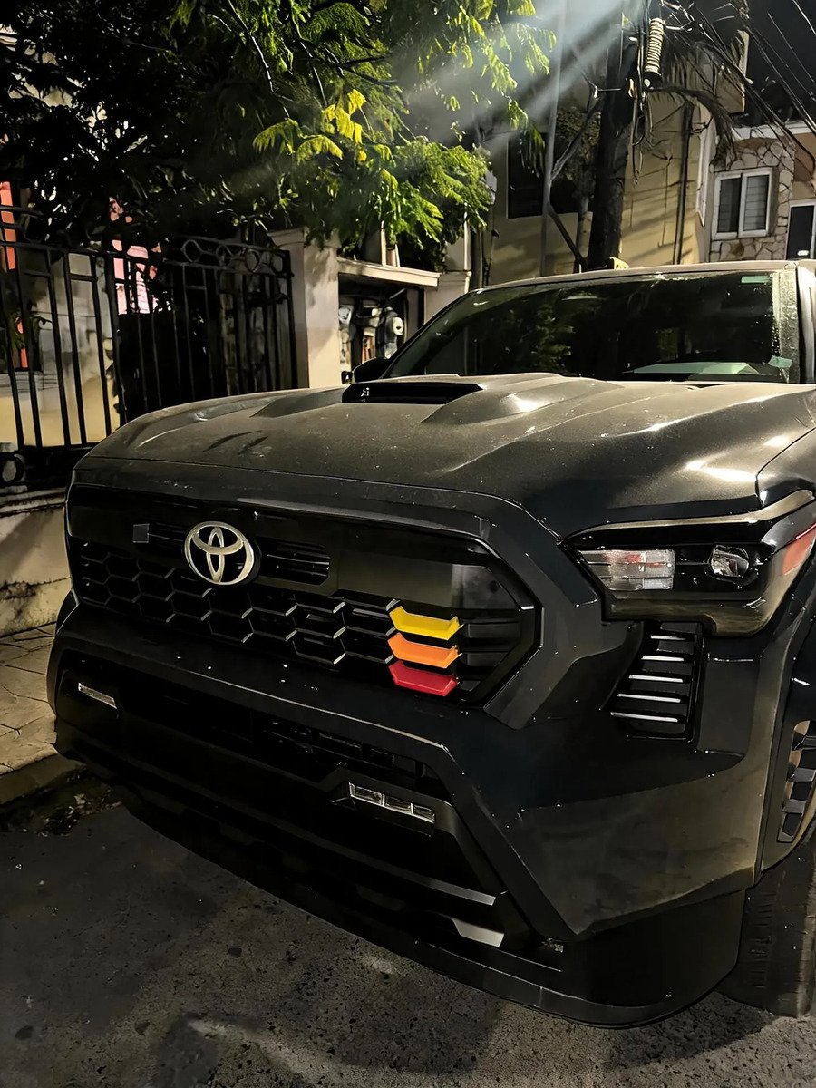 Emblema Tricolor Trd Para Parrilla Toyota Tacoma 2024-2026 - Imagen 3