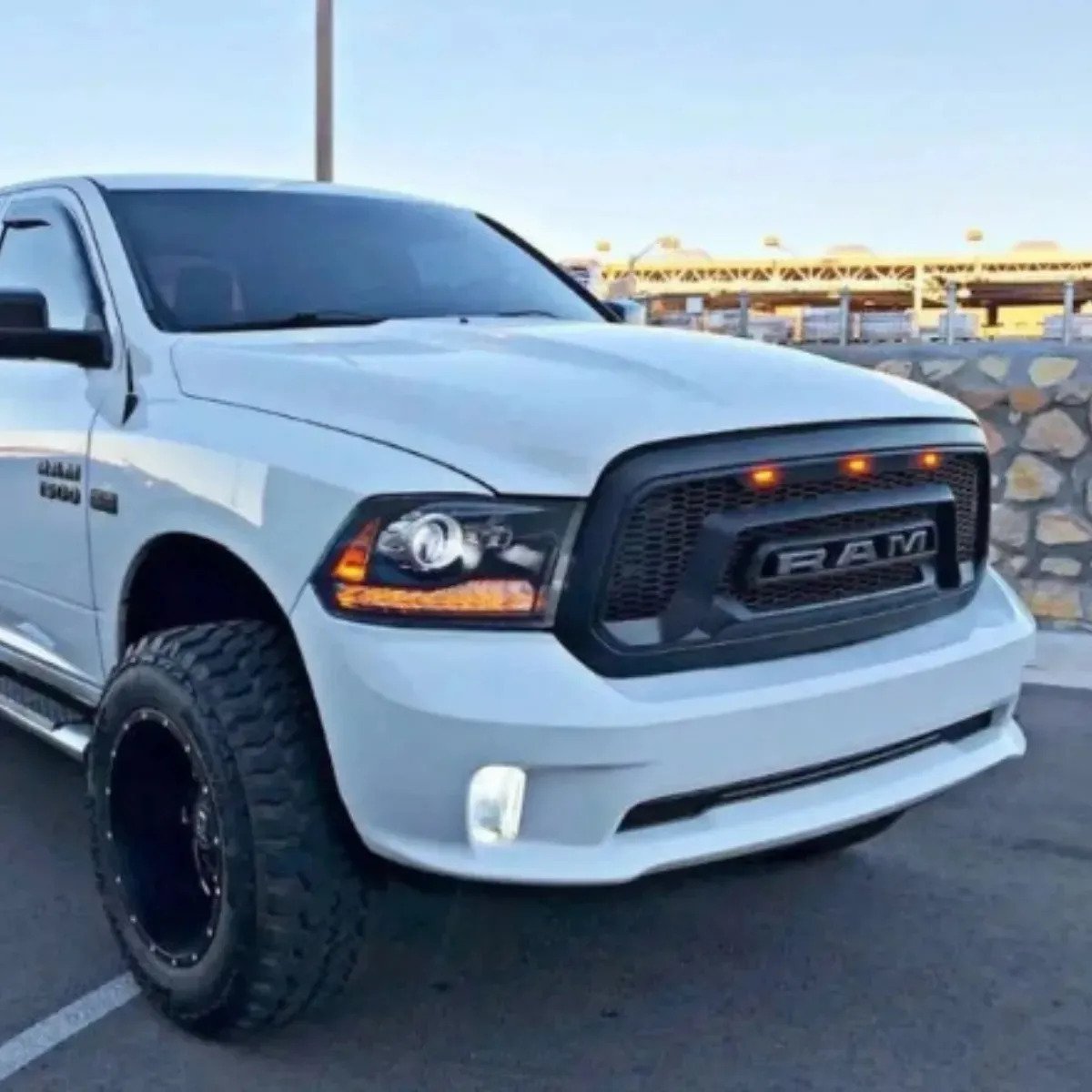 Parrilla Para Ram 1500 2013-2018 Led Ámbar Letras Negro Mate - Imagen 2