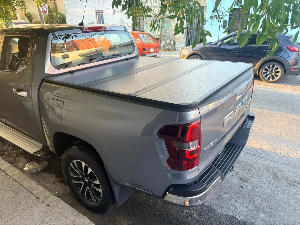 Tapa Trifold instalada en una RAM 1200