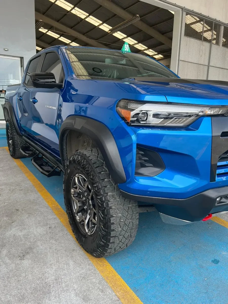 Estribos instalados en una Colorado ZR2